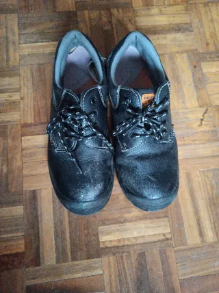Zapatos de seguridad punta reforzada. Número 40.