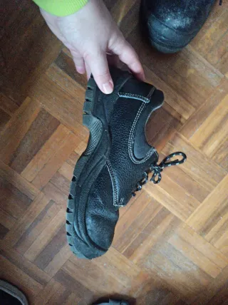 Zapatos de seguridad punta reforzada. Número 40.