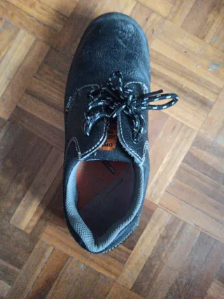 Zapatos de seguridad punta reforzada. Número 40.