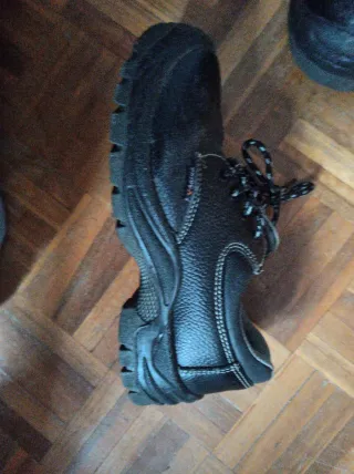 Zapatos de seguridad punta reforzada. Número 40.