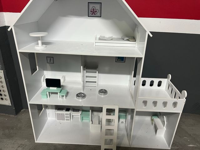 Casa de muñecas blanca con muebles