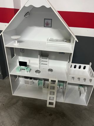 Casa de muñecas blanca con muebles