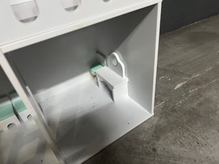 Casa de muñecas blanca con muebles