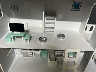 Casa de muñecas blanca con muebles