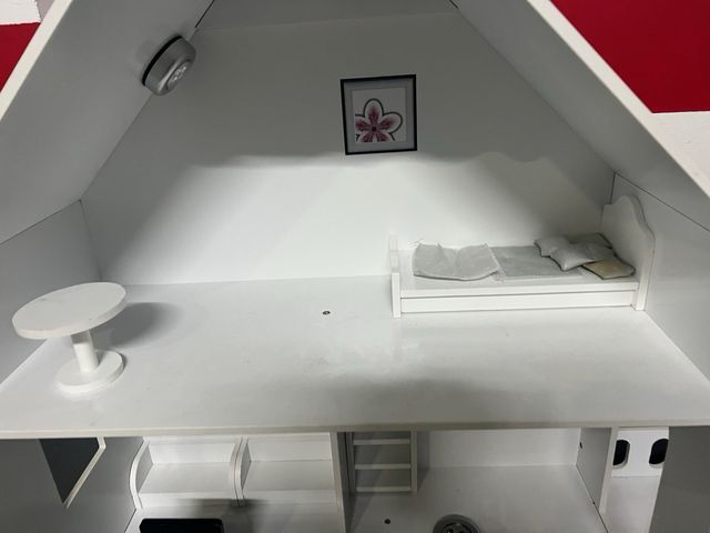 Casa de muñecas blanca con muebles