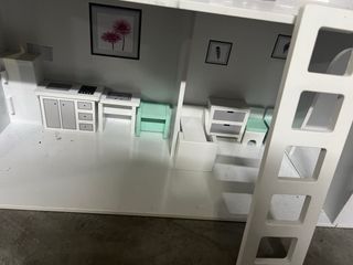 Casa de muñecas blanca con muebles