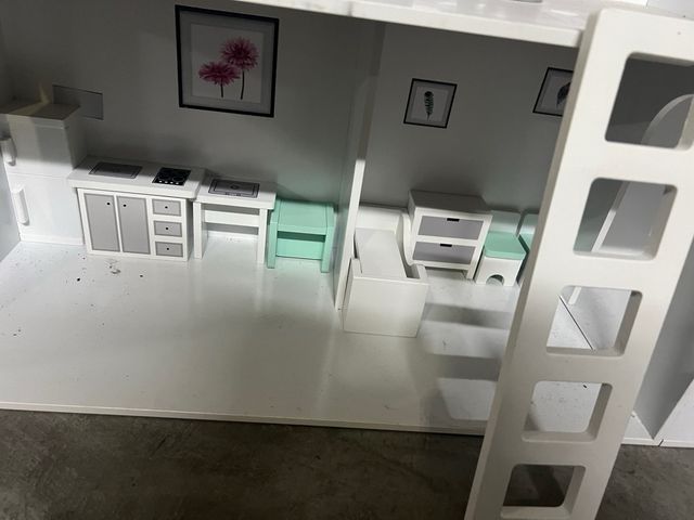 Casa de muñecas blanca con muebles