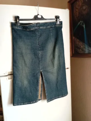 Falda vaquera midi con abertura