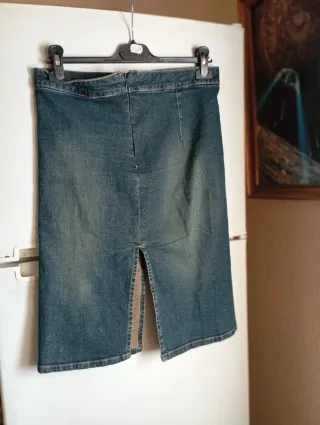 Falda vaquera midi con abertura