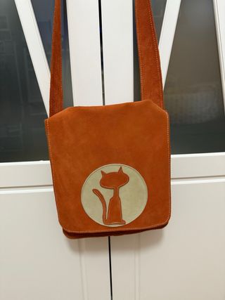 Bolso de ante naranja con gato
