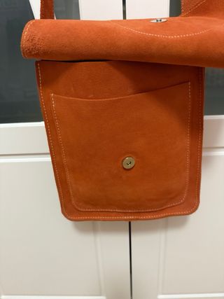 Bolso de ante naranja con gato