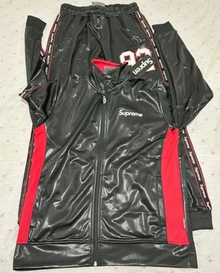 Chándal Supreme Negro y Rojo