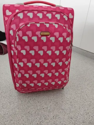 Maleta de viaje con corazones