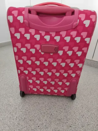 Maleta de viaje con corazones