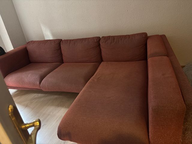 Sofá modular lila está nuevo menos las esquinas