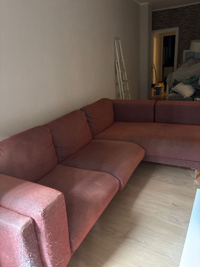 Sofá modular lila está nuevo menos las esquinas