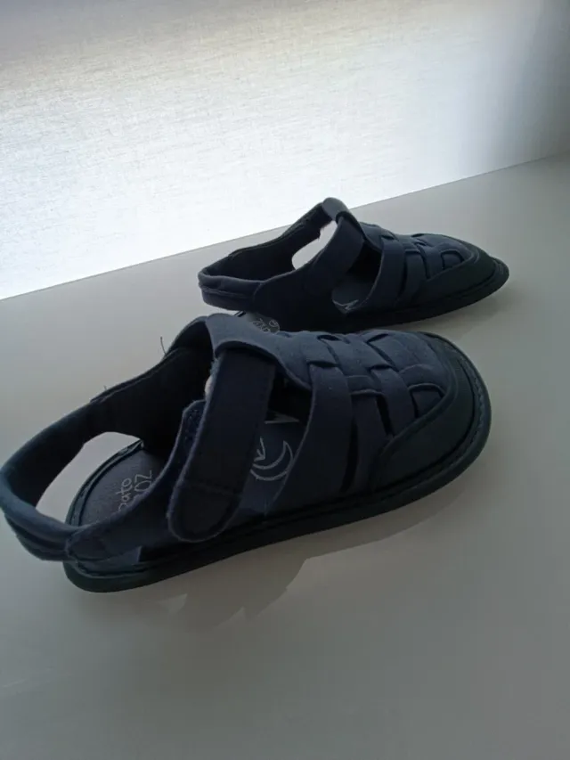 Sandalias respetuosas. Zapato Feroz. 27.