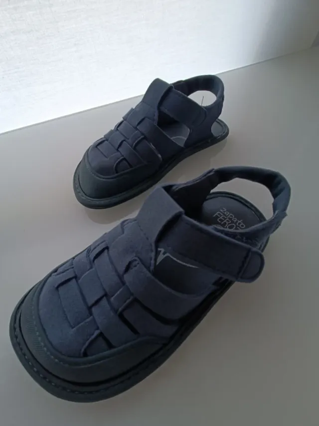 Sandalias respetuosas. Zapato Feroz. 27.