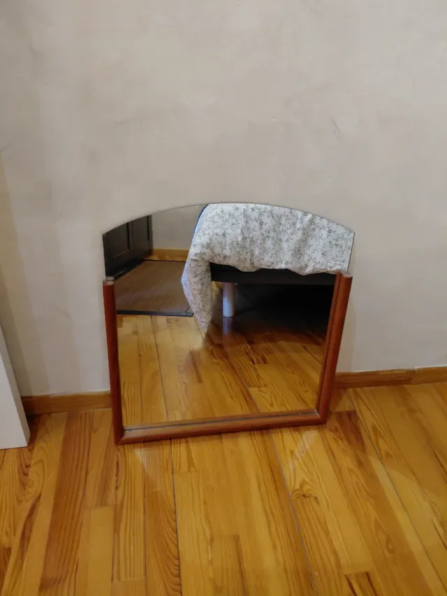 Conjunto espejo y accesorios baño madera