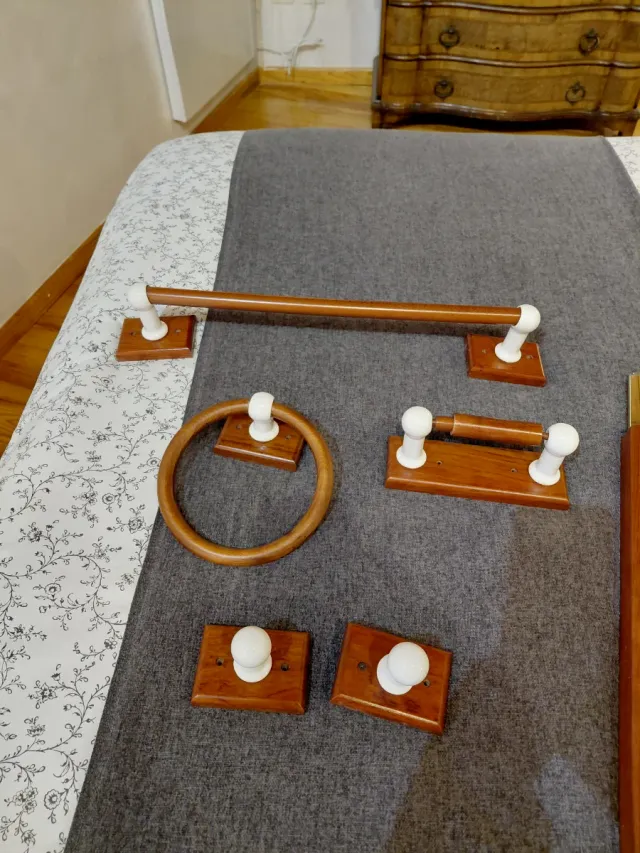 Conjunto espejo y accesorios baño madera