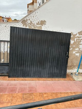 Puerta de garaje negra buen estado