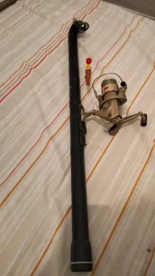 Caña (11) de pescar antigua con carrete