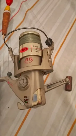 Caña (11) de pescar antigua con carrete