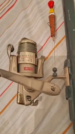 Caña (11) de pescar antigua con carrete