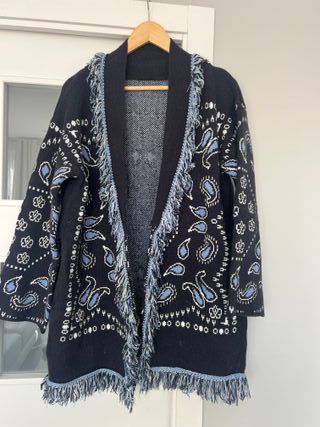 Chaqueta ALANUI estilo pañuelo.