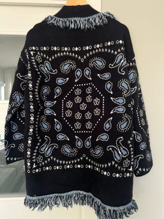 Chaqueta ALANUI estilo pañuelo.