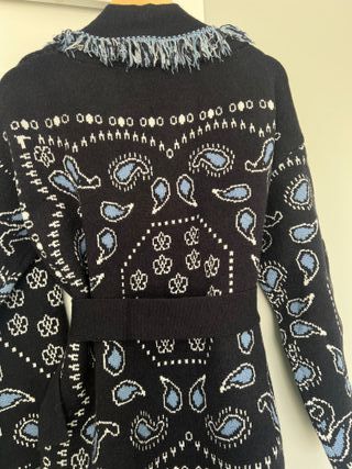 Chaqueta ALANUI estilo pañuelo.