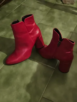 Botines Zara tacón rojas