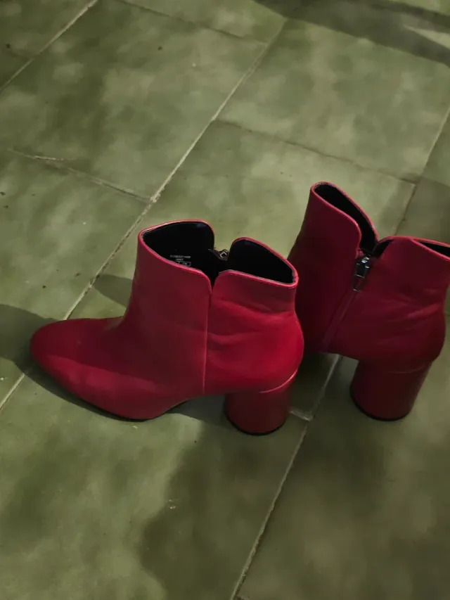 Botines Zara tacón rojas