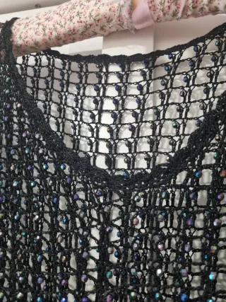 BLUSA NEGRA CON PEDRERÍA