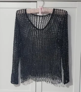 BLUSA NEGRA CON PEDRERÍA