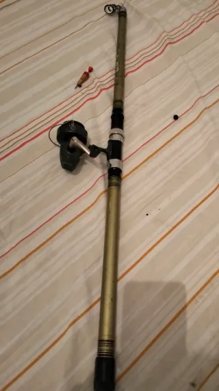 Caña (12) de pescar antigua con carrete