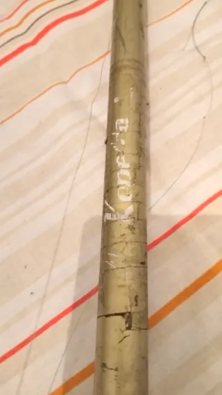 Caña (12) de pescar antigua con carrete