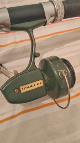 Caña (12) de pescar antigua con carrete