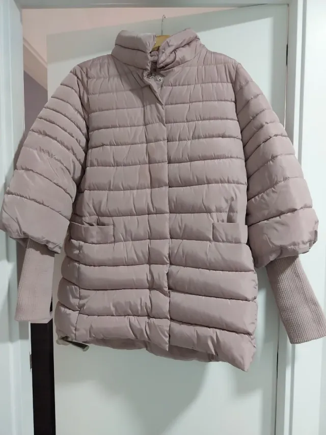 Parka rosa acolchada con capucha de quita y pon.