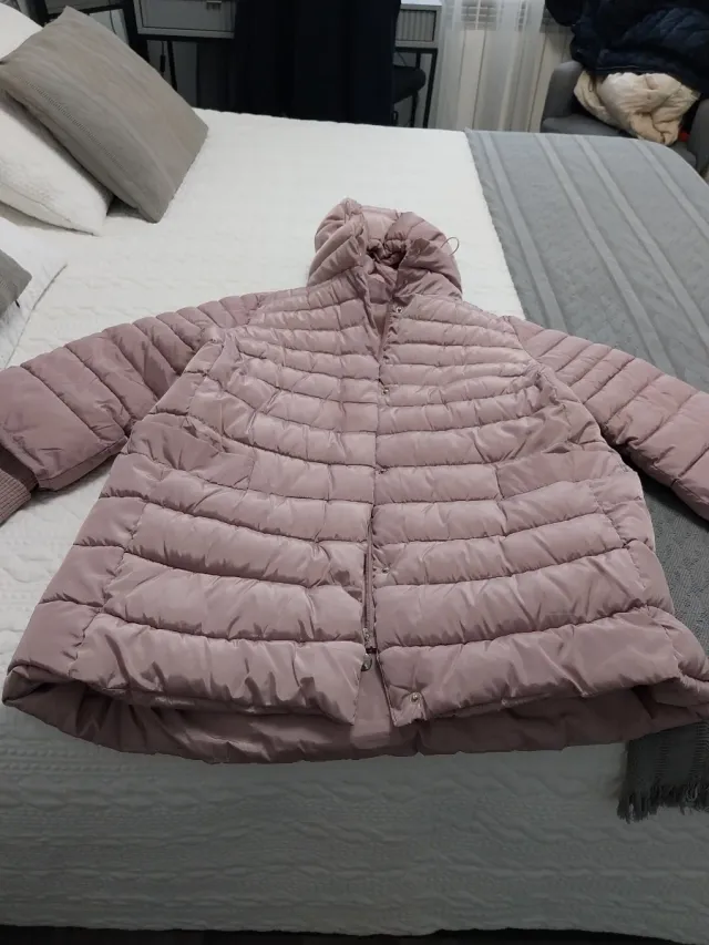 Parka rosa acolchada con capucha de quita y pon.