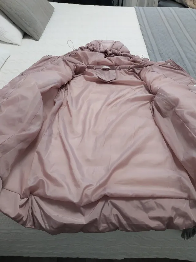 Parka rosa acolchada con capucha de quita y pon.