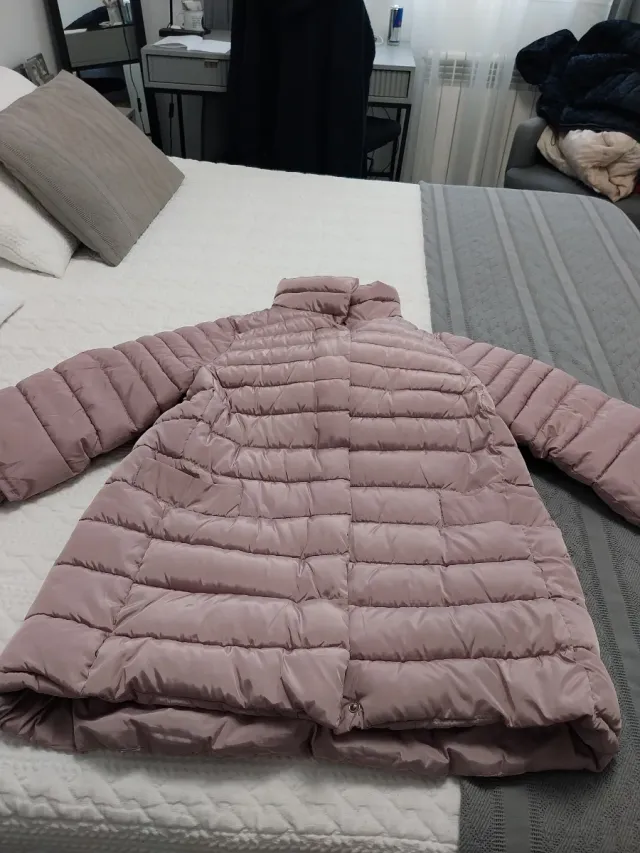 Parka rosa acolchada con capucha de quita y pon.