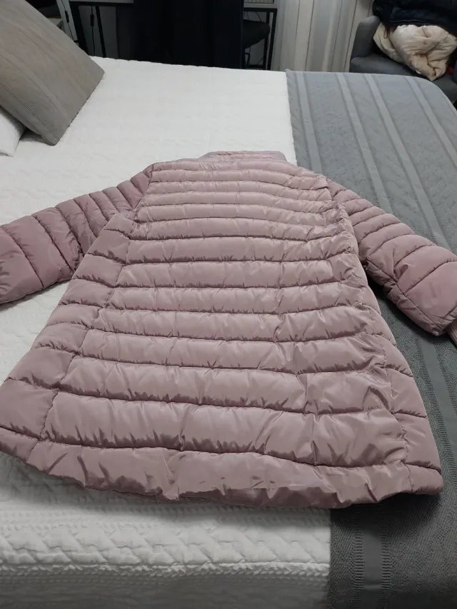 Parka rosa acolchada con capucha de quita y pon.