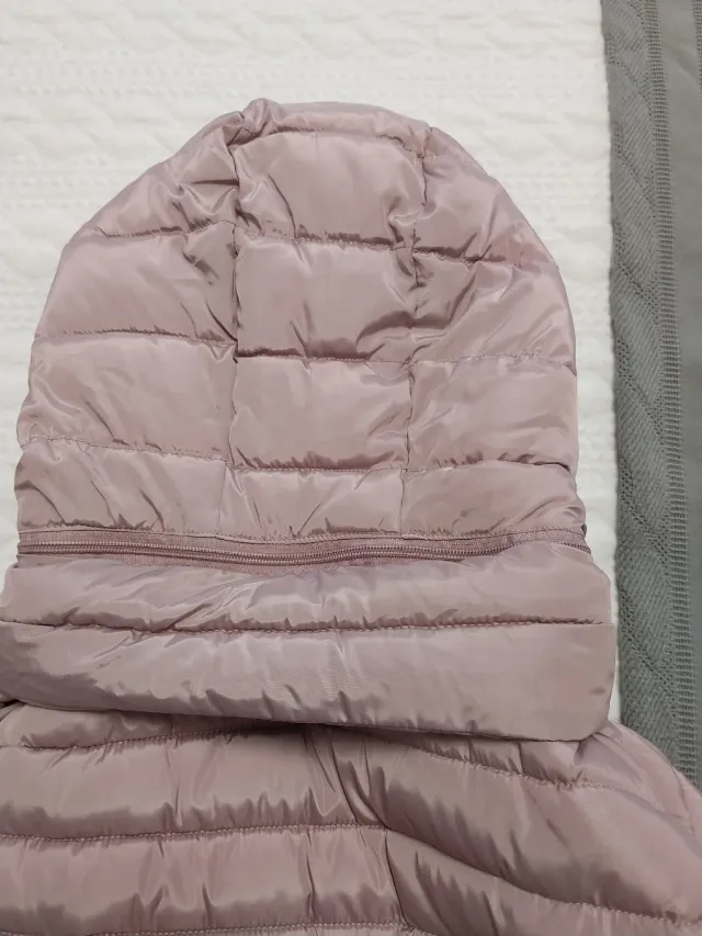 Parka rosa acolchada con capucha de quita y pon.