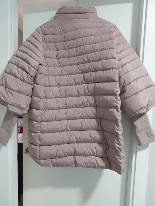 Parka rosa acolchada con capucha de quita y pon.