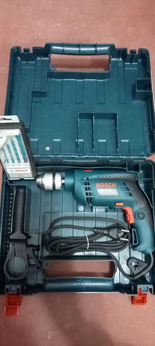 Taladro Bosch con maletín y accesorios