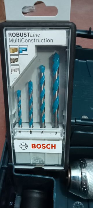 Taladro Bosch con maletín y accesorios