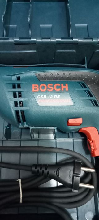 Taladro Bosch con maletín y accesorios