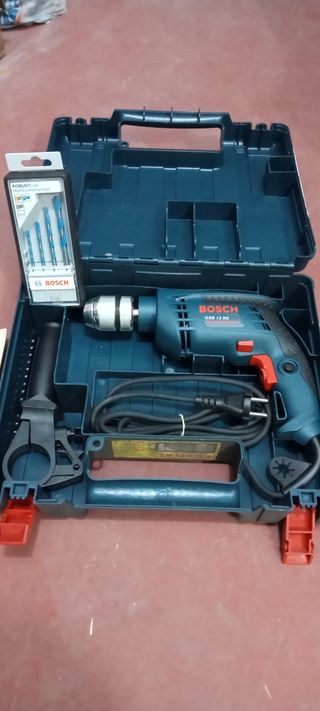 Taladro Bosch con maletín y accesorios