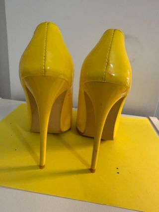 Zapatos de tacón amarillos